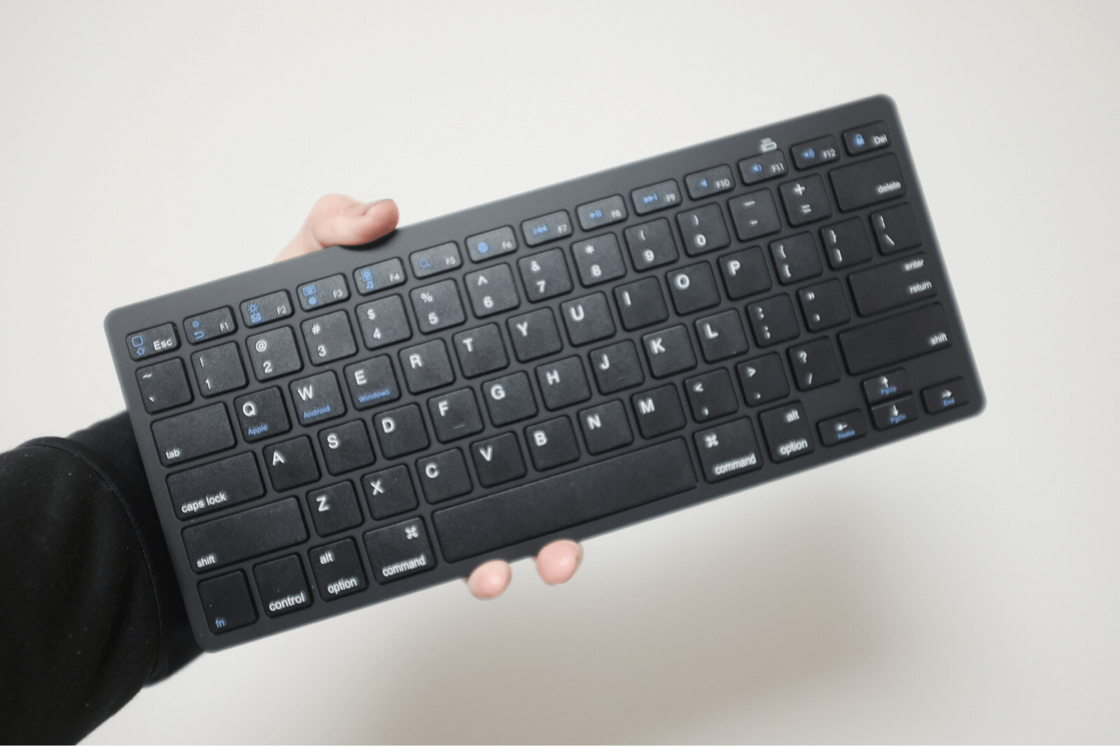 Amazonでわずか3000円で買えるキーボードとマウスでワイヤレス化に成功した 2ldk